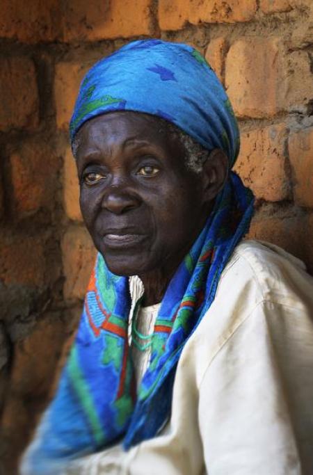 old_malawi_woman_in_blue.jpg