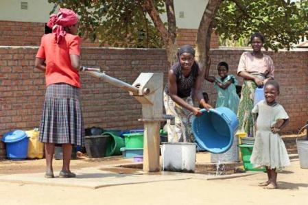 malawi_women_at_water_pump_small_cs_0473.jpg